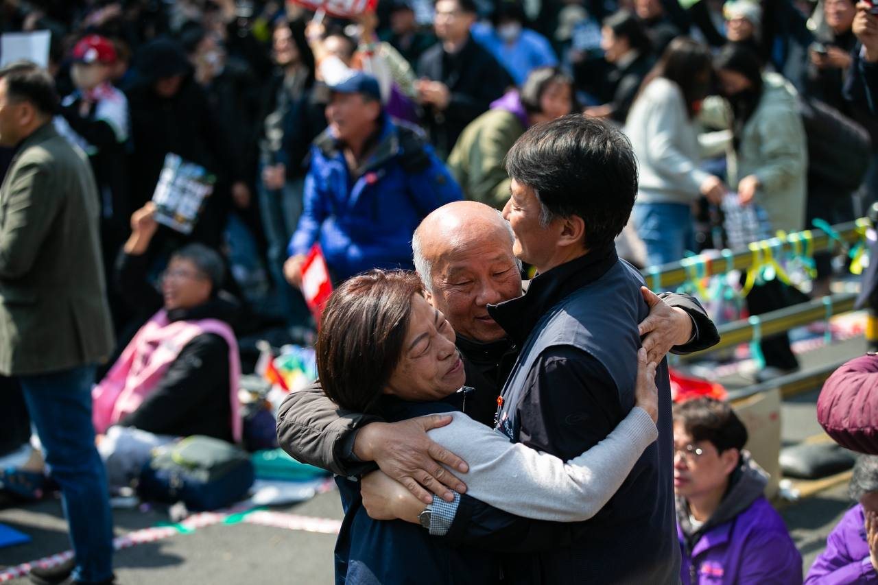 선고 뒤 서로를 끌어안은 사람들