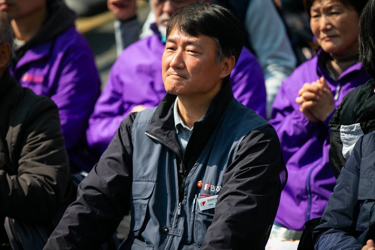 선고를 기다리며 앉아 있는 양경수 위원장